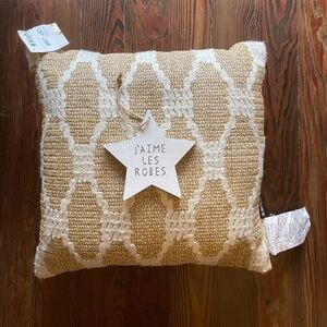 BROYHILL Outdoor Cream & Tan Decorative Accent Pillow - NWT!!